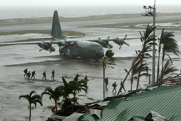 Typhoon Aftermath: Filipino soldiers disembark at the airport