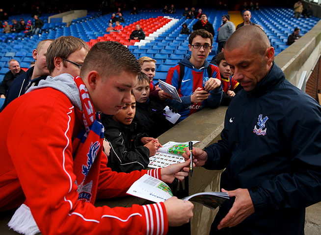Saturday football roundup: Kevin Phillips signs autographs