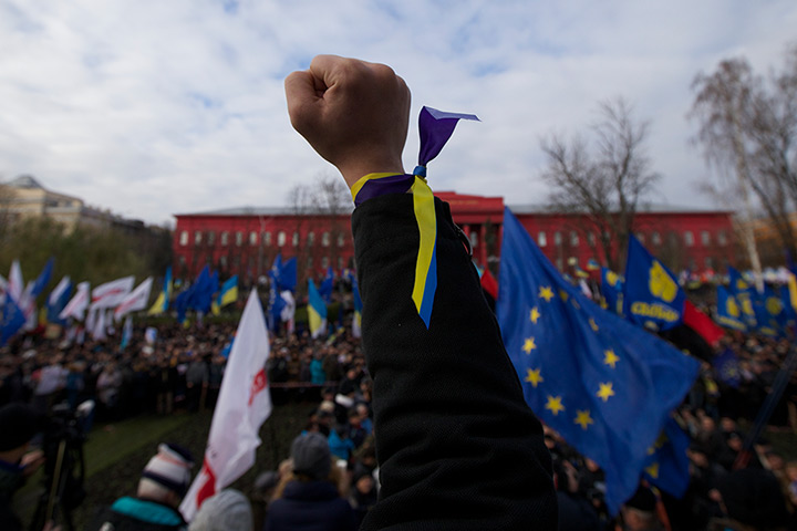 Ukraine protests: Protesters gather to march on Independence square in Kiev