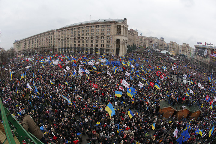 Ukraine protests: Thousands of demonstrators gather in Independence Square