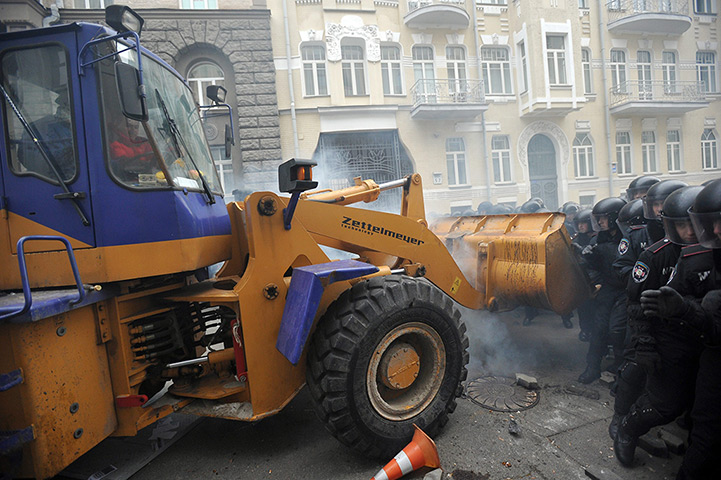 Ukraine protests: Protesters break through police lines with a mechanical digger