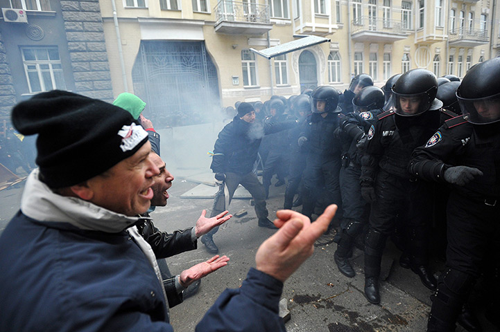 Ukraine protests: Protesters attempt to convince police to remove barriers