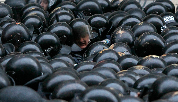 Ukraine protests: Riot police stand guard in Kiev