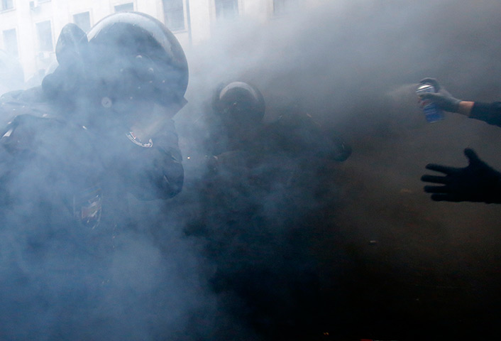 Ukraine protests: Protesters  and ptotesters clash in Kiev