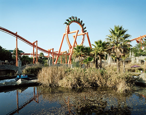 Big Pic - South Africa: fairground surrounded by floods