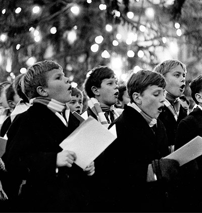 Archive Christmas gallery: Christmas Carols Trafalgar Square