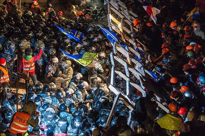 Ukraine protests: Riot police storms barricade of protesters