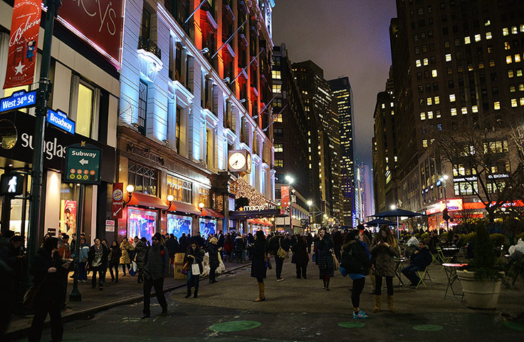 Your Pictures - Christmas: Christmas shopping at night-time