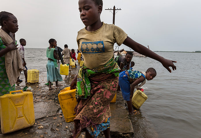 WWF Virunga Campaign: Villagers collecting water in Vitshumbi fishing village