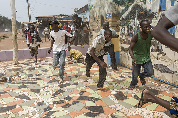 CAR conflict: People run away from a gunfire during a disarmament operation by French sol