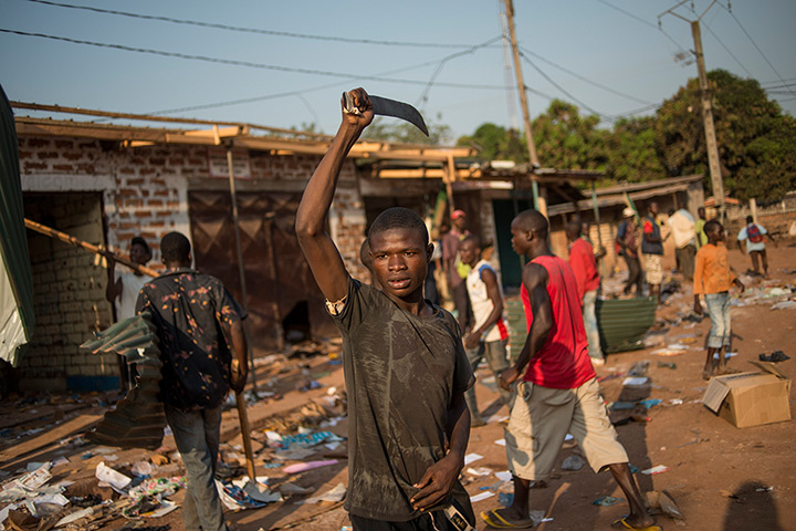 CAR conflict: Looters on the streets of Bangui