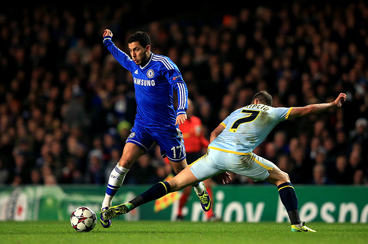 chelsea v steau: Eden Hazard evades the tackle from Alexandru Chipciu 