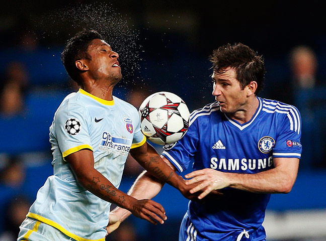 chelsea v steau: Leandro Tatu tussles with Frank Lampard 