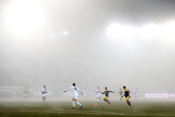 europa league : Players fight for the ball in heavy fog