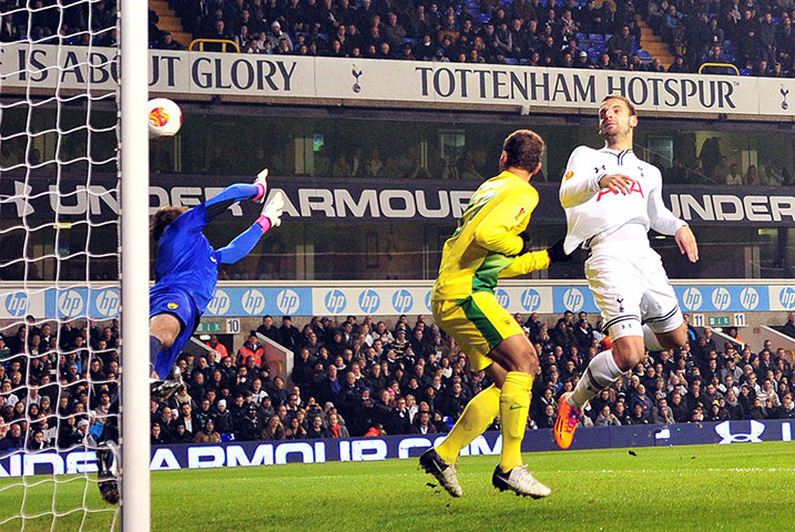 tottenham europa: Roberto Soldado scores
