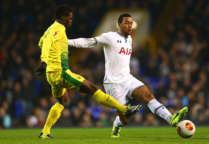 tottenham europa: Abdul Razak attempts to close down Mousa Dembele 