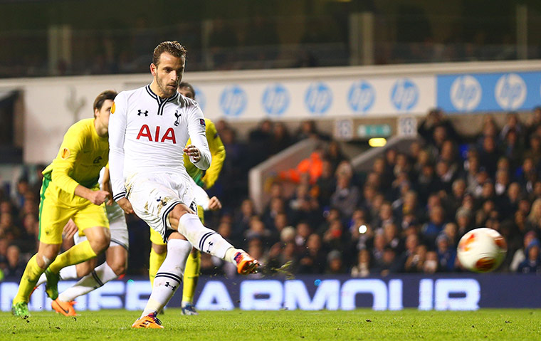 tottenham europa: Roberto Soldado scores a penalty