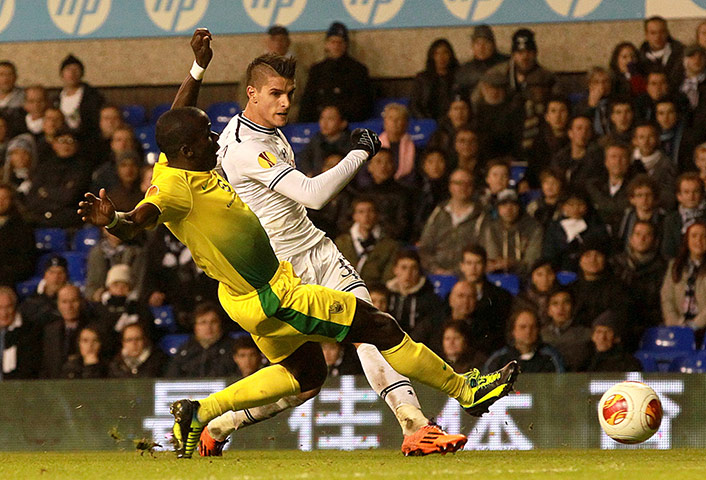 tottenham europa: Erik Lamela shoots