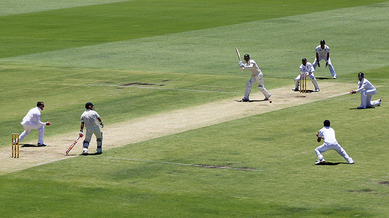 Ashes 3rd test day 1: Alastair Cook catches Michael Clarke