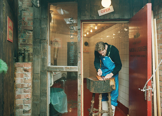 Salmon-smoker gallery: Ole Hansen smoking salmon 