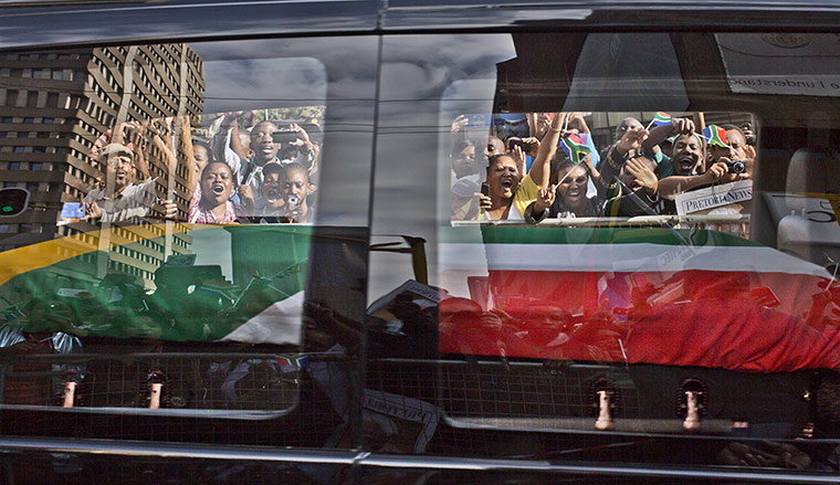 20 Photos: the hearse carrying the body of Nelson Mandela passes mourners in Pretoria