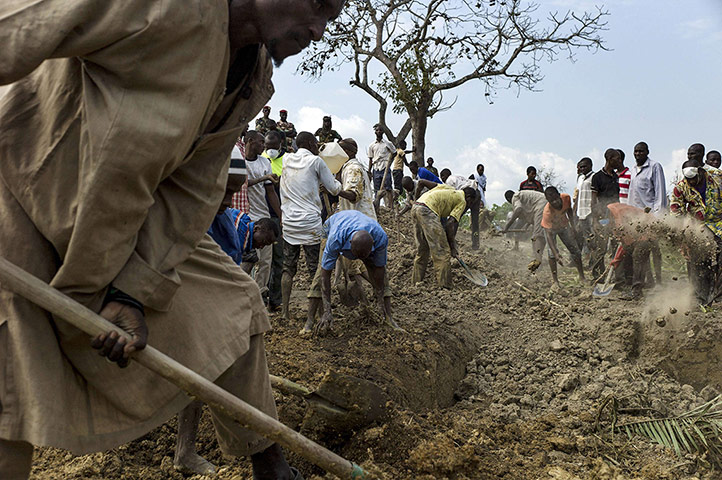 20 Photos: people dig graves for 16 coffins at a cemetery in the Central African Republic