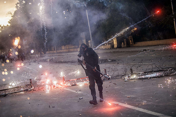 20 Photos: a riot policeman in Cairo