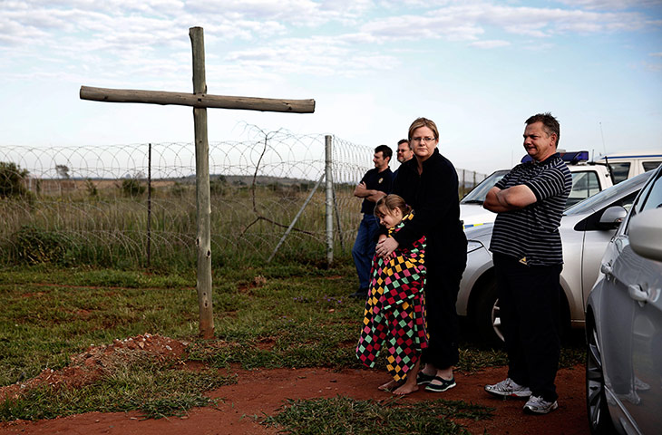 Qunu awaits: People wait on the roadside