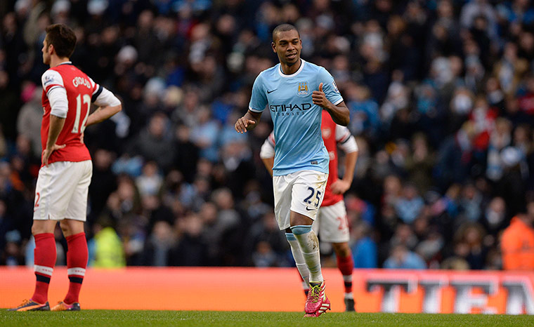arsenal 3: Fernandinho thumbs up after his 1st goal