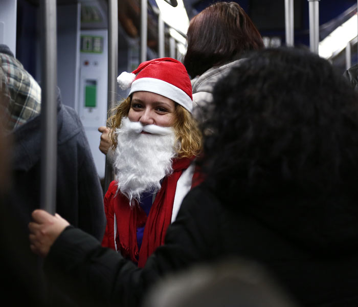 Madrid hosts second edition of 5.5k Santa Claus race