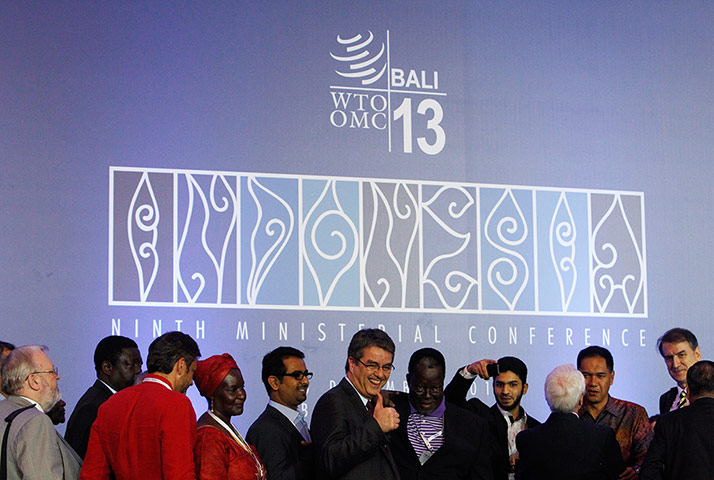 2013 in MDG: Director-General Azevedo gives a thumbs-up at WTO meeting in Bali