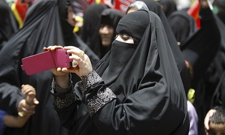 http://static.guim.co.uk/sys-images/Guardian/Pix/pictures/2013/12/17/1387307250619/A-Saudi-woman-films-an-Is-009.jpg