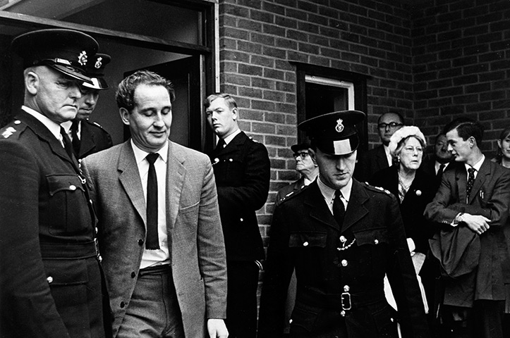 Ronnie Biggs update: 1965: Biggs leaves Aylesbury Police Station under heavy guard