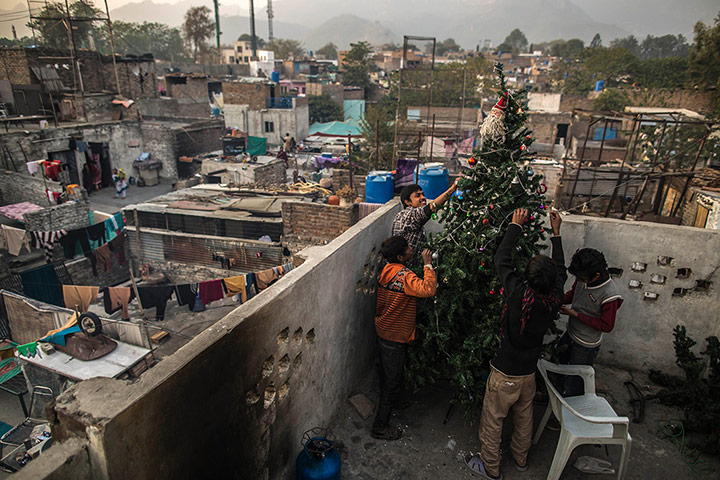 20 photos: Pakistani Christian boys decorate a Christmas tree