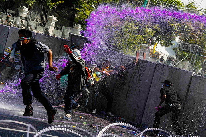 Thailand update: Protesters flee as riot policemen use water cannon