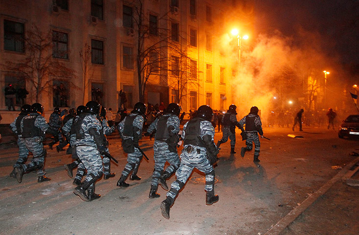 Ukraine update: Police charge at protesters late on Sunday