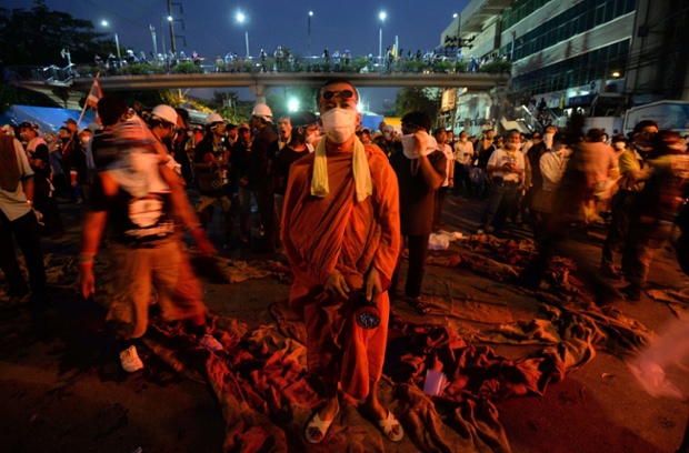 As evening falls anti-government protests around Government house continue in Bangkok. Fresh violence broke out earliier today between Thai security forces and opposition demonstrators who have issued an ultimatum for Prime Minister Yingluck Shinawatra to quit.