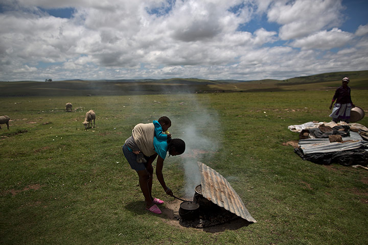 20 photos: A South African woman cooks for her family 