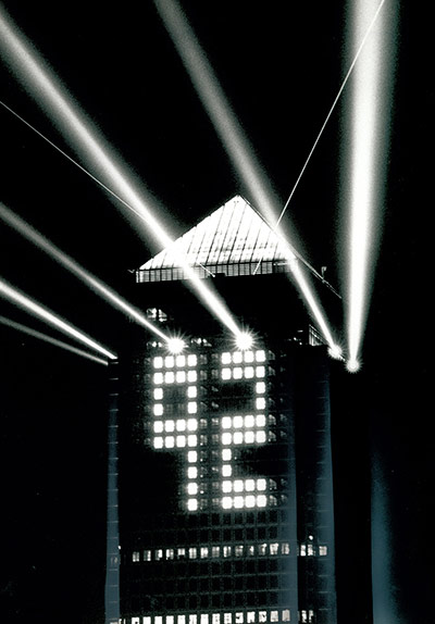 Looking back new year: Archive Canary Wharf tower preparing to greet 1992