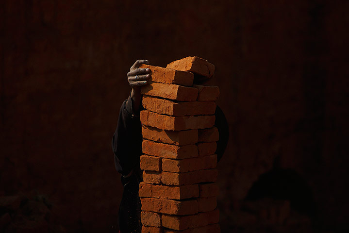 20 photos: A man stack bricks
