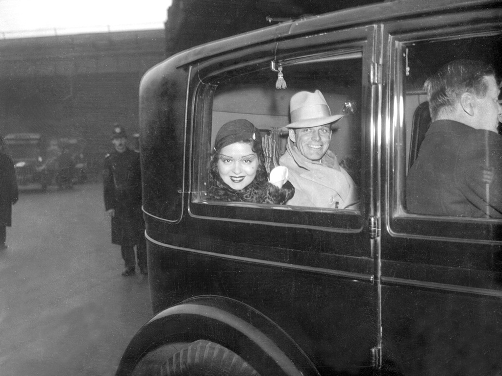 'It' girl Clara Bow arrives in London