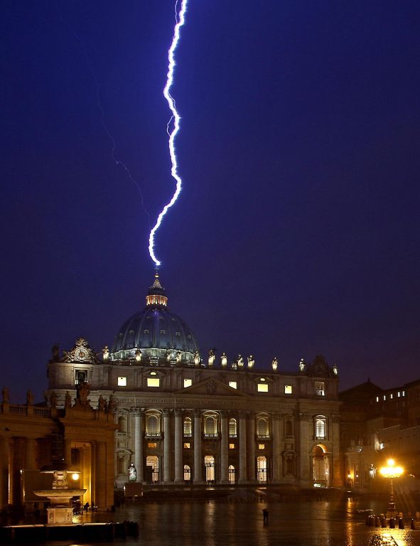 Lighting strikes St. Peter's dome