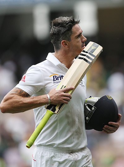fourth test day 1: Kevin Pietersen kisses his bat