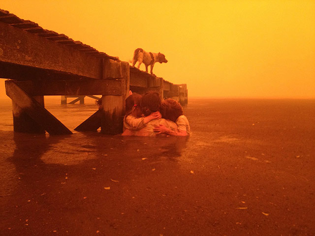 20 Photos: A family take refuge under a jetty as a wildfire rages in Dunalley