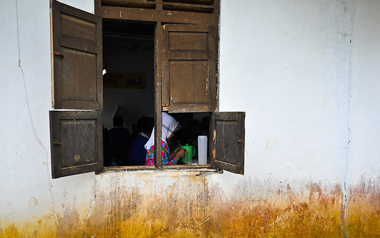 Eyelashes: A woman knitting false eyelashes in a workshop
