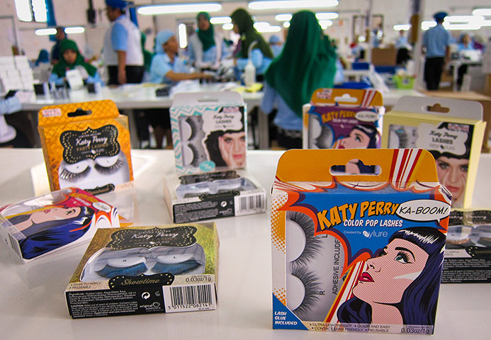 Eyelashes: PT Royal Korindah