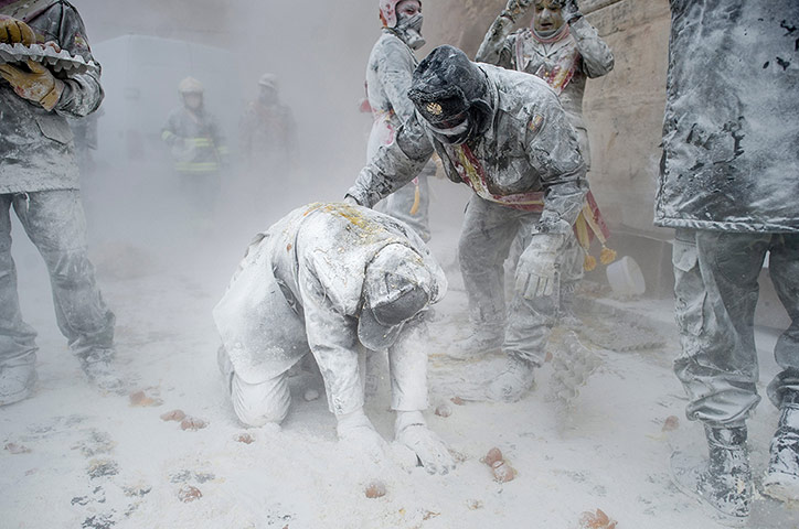 Flour festival: Els Enfarinats Festival Celebrated With Flour Fight In Ibi
