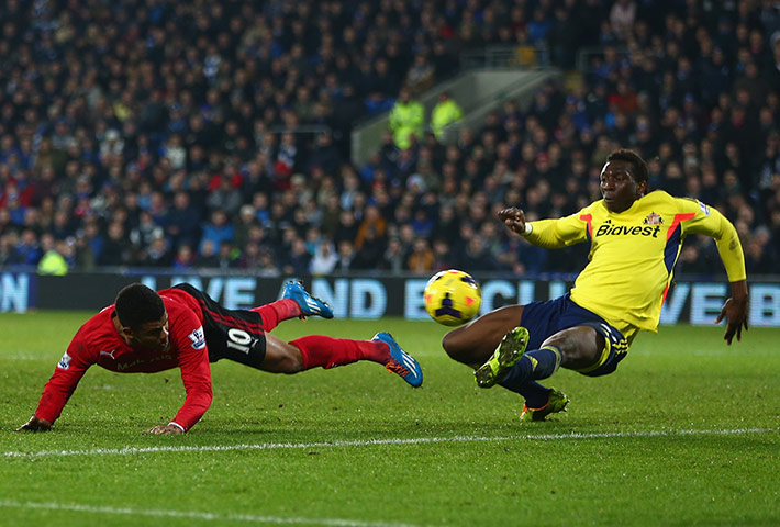 premier league: Fraizer Campbell heads goalwards as Modibo Diakite blocks