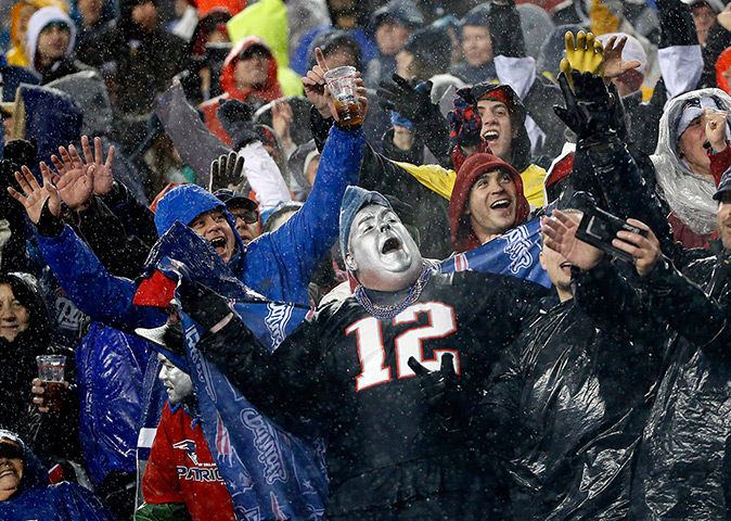 Photo highlights : Rain-soaked New England Patriots fans cheer during an NFL football game bet