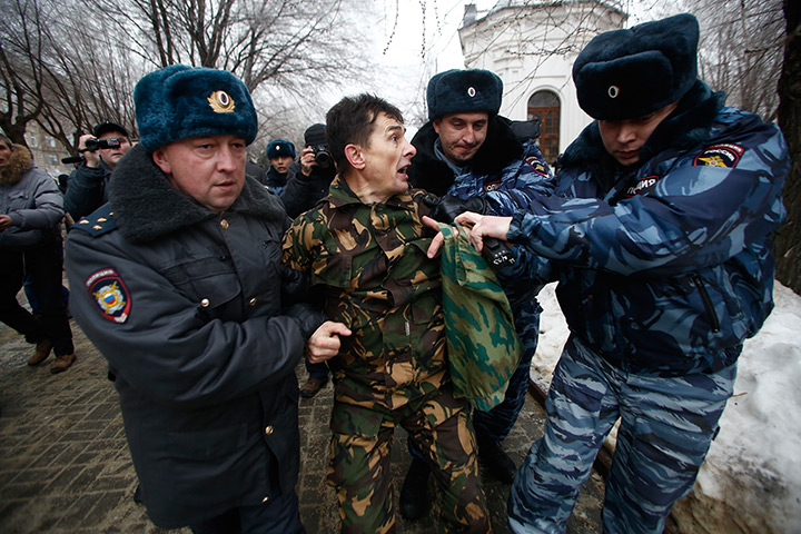 Photo highlights : Russian police detain a participant in a rally against acts of terrorism in